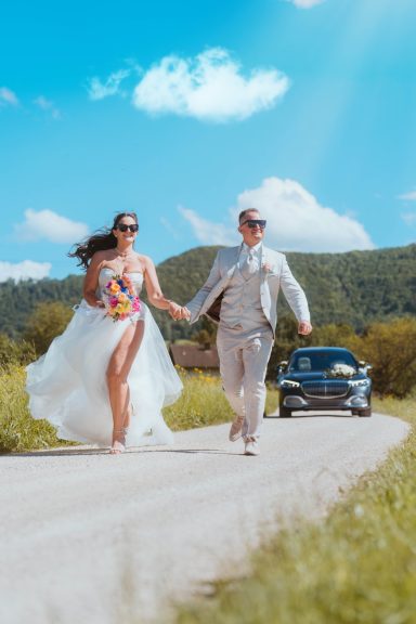 Brautpaar läuft Hand in Hand nach der Hochzeit durch die Natur. Hochzeitsfotografie in Böblingen und Stuttgart.