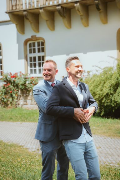 Hochzeitsgäste machen Pose beim Brautpaarshooting auf einer Hochzeit nach und Lachen vom Herzen bei Renningen.
