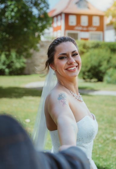 Brautpaarshooting bei der Hochzeit nähe Stuttgart. Frau hält glücklich den Arm des Mannes.