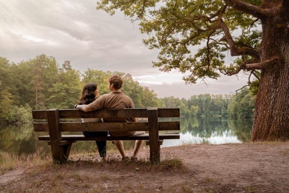 Paar sitzt entspannt am See und blickt in die Ferne. See nähe Stuttgart