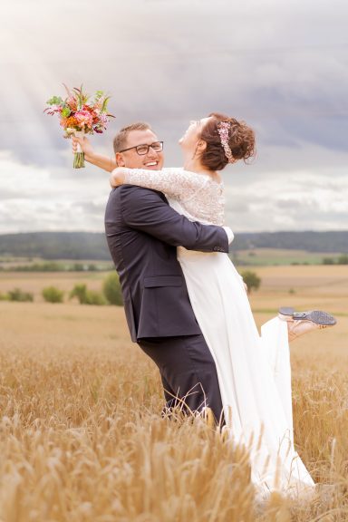 GlĂĽckliches Brautpaarshooting bei einer Hochzeit in Ehningen