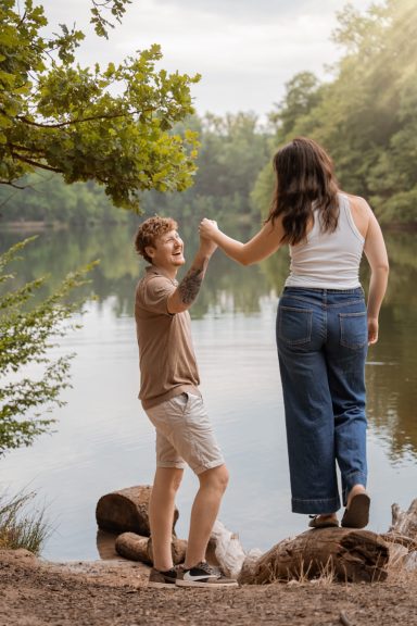 Emotionale Paaraufnahme in einer natĂĽrlichen Umgebung am See.