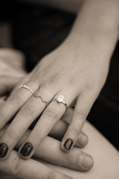 Detailaufnahme eines Verlobungsrings während eines romantischen Heiratsantrags.