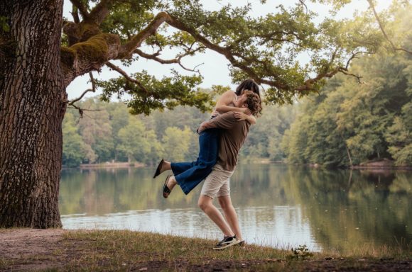 Verliebtes Paar beim romantischen Paarshooting am See – emotionale Verlobungsfotografie in natürlicher Umgebung im Bärenschlössle Stuttgart.