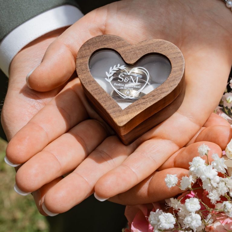 Detailaufnahme der Eheringe – Hochzeitsfotograf hält die kleinen, bedeutenden Momente einer Hochzeit fest.