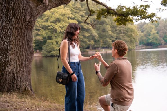 Professionell fotografierter Heiratsantrag am See mit emotionalem Moment und Ring.“